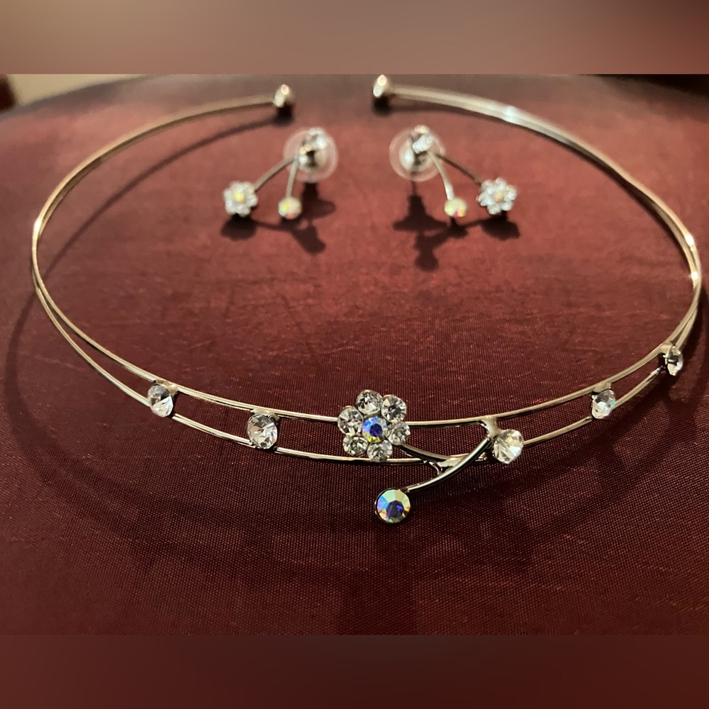 Gorgeous new flower necklace and earring set